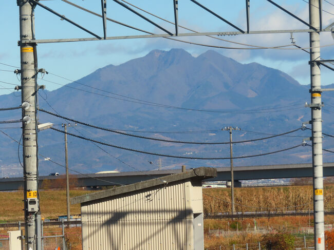 甲府盆地に入ると、高い山々が遠くに見えてきました。