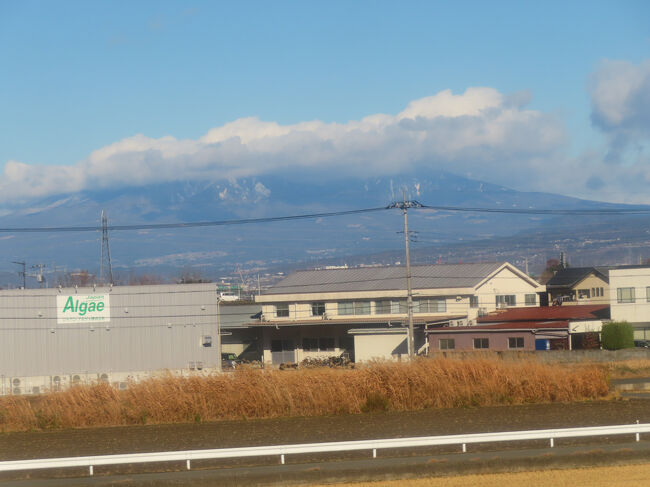 雲が隠していましたが、あそこは有名な八ヶ岳。