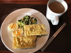 今朝はお部屋で朝食