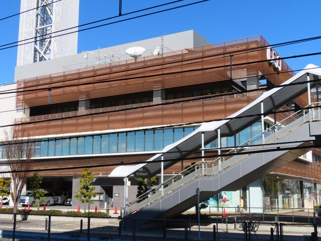 駅のすぐ隣りにＮＨＫ。