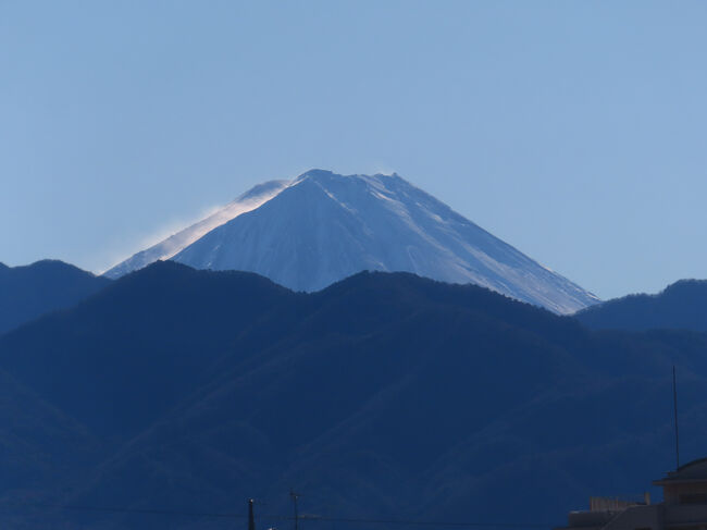 甲府盆地を東進する中央本線。右手に富士山の頭が見えます。