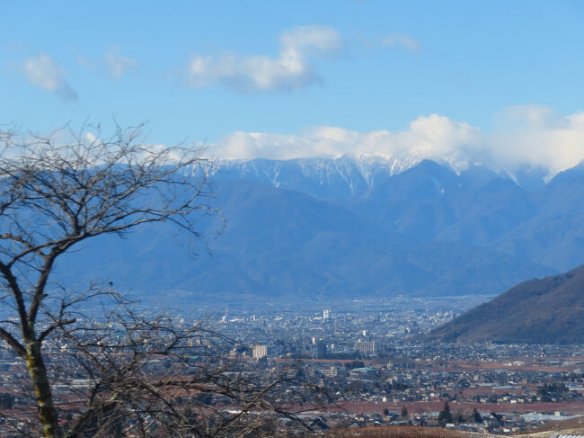 勝沼ぶどう郷駅辺りでは、標高が上って甲府盆地を見下ろすように。