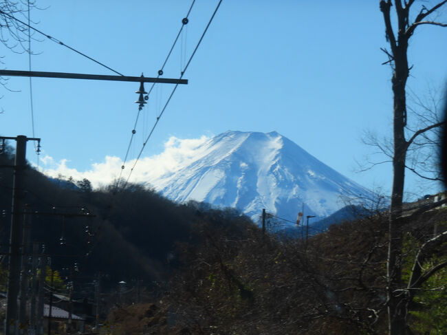 前方車窓に富士山が見え隠れし始めました。おおおー近いやん。