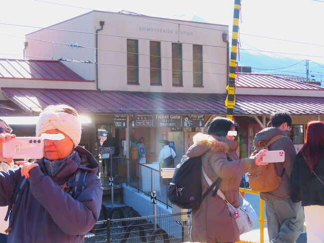 12:41、下吉田駅。オーバーツーリズムそのものになっているようです。ここも下車したかったけれど、こんなんじゃまっぴら後免。