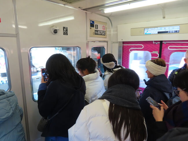 どんどんヒートアップする運転台まわり(笑)　夢中なのは女性ばかりだった。男性は気圧されていた？