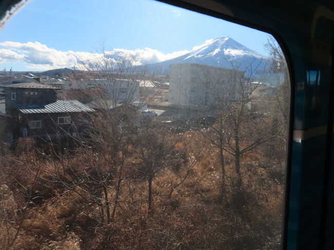 私はとうに左端に追いやられていました。