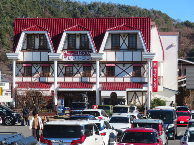 12:57、河口湖駅到着。ものすごい人の波に押され続け、駅から出て最初に撮っていたのがコレ。