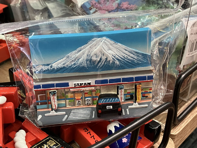 こんなものがありましたよ。失礼して写真だけ。あの目隠し大作戦で話題になったローソンをモデルにしたものですね。