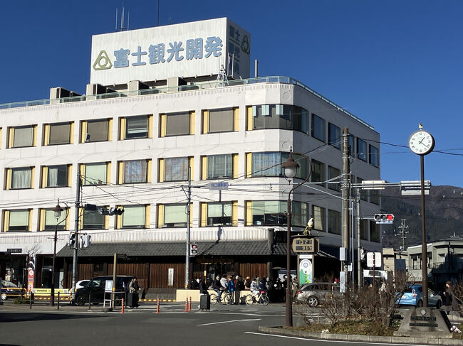 お昼時ということもあってか、飲食店ではどこも(外国人の)行列ができてました。