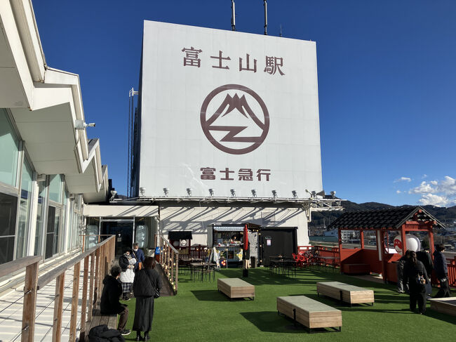 ６Ｆはフィットネスジムとこの展望広場になってました。結婚式の前撮りふうの一団が来てました。