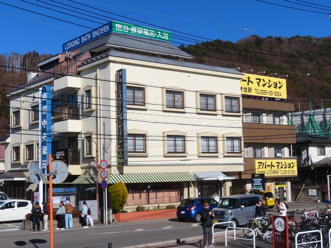 駅前の建物たちです。改札口で駅員さんにＪＲ大月のホームからそのまま乗ったと告げて現金で支払い。ICOCA持ってたのすっかり忘れていました(笑)