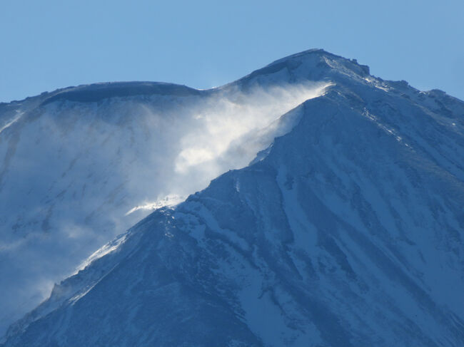 頂上の尖がってる所のクローズアップ。晴れていればコンデジ(SX740HS)でもこれくらいは写せます。最望遠で。