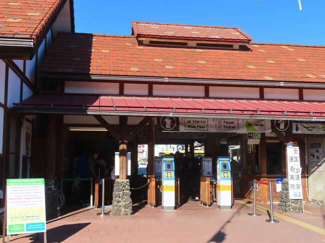 改札内に入りました。こっちの方が人の密度がずっと低い。