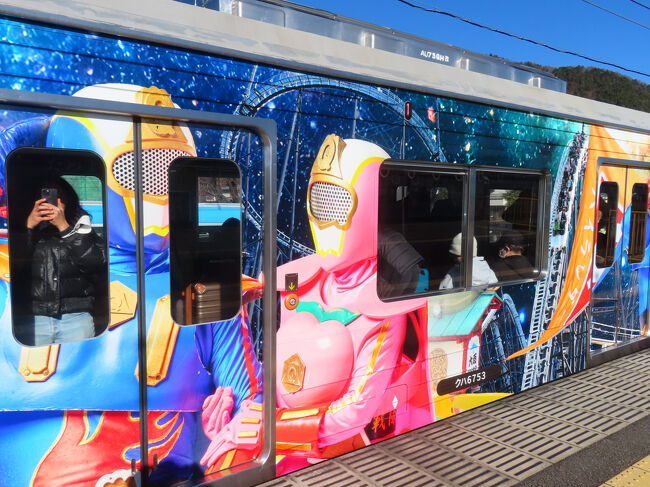 入線してきたのはゴレンジャーふうのラッピングの満員電車。