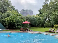 シギリヤ・ビレッジに宿泊。プールからシギリヤロックが見られた。