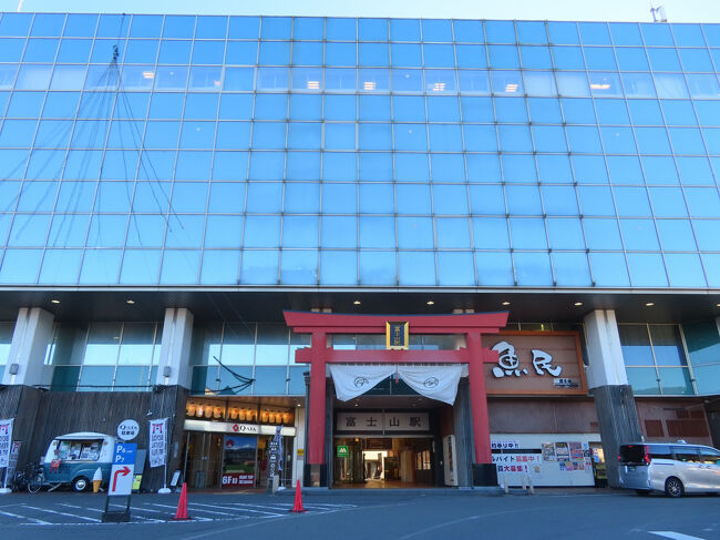 河口湖駅よりもずっと人が少ないのは意外でした。外国人が来ていなければ平日はこんなものだったのでしょう。