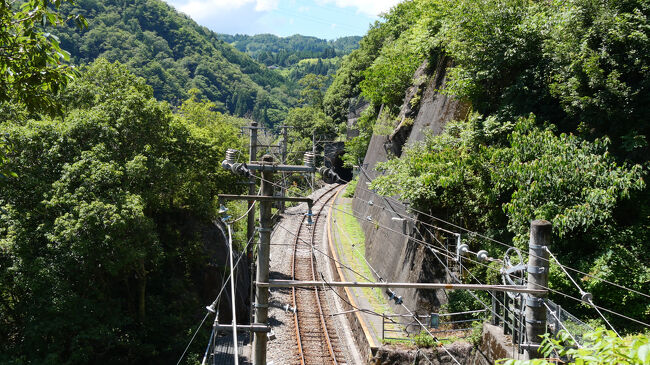 山道の手前の踊り場から見た田本駅。<br />断崖絶壁の前にある駅だとわかります。<br />左下には天竜川が流れています。