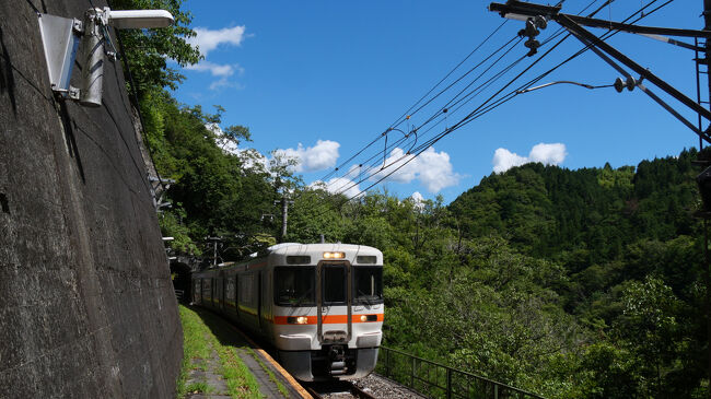 ４０分後の１３時９分、下り天竜峡を経て、中央線の岡谷駅行の電車に乗ります。<br />今度の電車は２両編成ですが、立客もいるほど、混雑していました。<br />ちょっと意外。