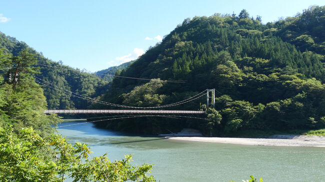 この駅も周辺に人家がない無人地帯です。<br />かつては駅前に集落がありましたが、平岡ダムの建設で集落が水没してしまったためです。<br />駅前に２軒ほど民家はありましたが、これも廃屋になっていました。