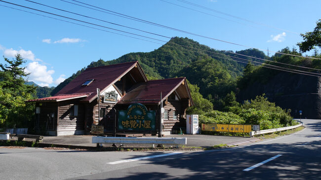 歩いて２０分ほどで県道に出ました。<br />ここには「味覚小屋」というレストランがありましたが、廃業していました。