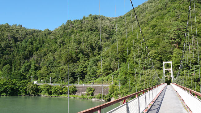 橋を渡って、少し歩いてみます。<br />このあたりはダムができるまでは川が大きく曲がりくなっており、舟下りの難所で、たびたび船主が川北の信濃方面を向いてしまったので、「信濃恋し」呼ばれていました。<br />今はダムのおかげでその名残もなくなっています。<br />