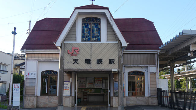 昭和２年に開業して以来の駅舎が健在です。<br />