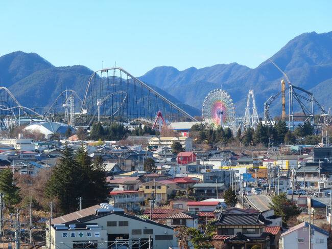 ＴＶでよく紹介される富士急ハイランド。入って楽しみたいところですが、富士山駅デパートの屋上から全景が眺められました。
