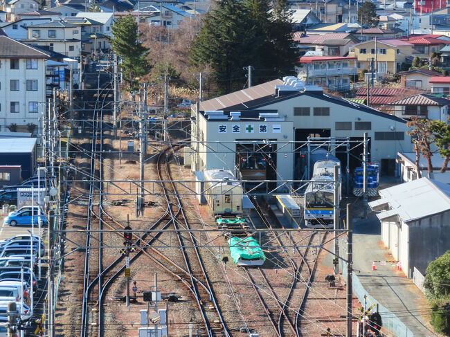 おじゃまにならないように。おお、線路と車庫とが真下に見えます。