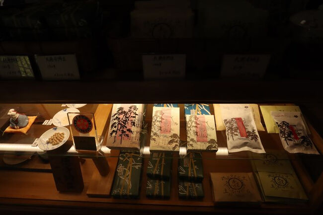 <br />あの一休さん、一休宗純、大徳寺でお勤めをされていました。<br /><br />田辺の一休寺の方でお亡くなりになり<br /><br />お墓は一休寺の方にあります。<br /><br /><br />こちらでは大徳寺流精進料理もいただけるので<br /><br />一度いただいてみたいものです。<br /><br />一度、萬福寺で普茶料理をいただいたことがありますが、<br /><br />質素なようで手が込んでおりまして<br /><br />食材本来の味もわかるのではないでしょうか。<br />