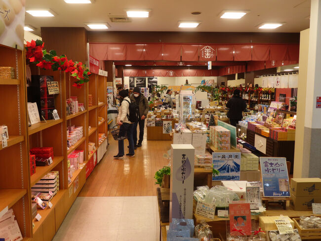 お土産物コーナー。鉄道旅はバッグパックなので、いつも買い物は最小で最少。