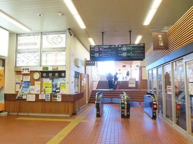 改札口まわり。むかって右は待合室。左側には売店もあり。とにかく人が少なくて意外だった。