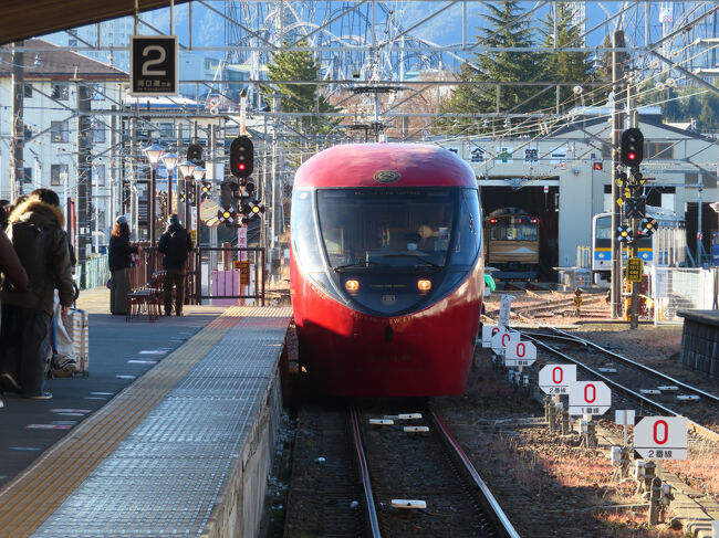 特急電車が入ってきました。新宿まで行くやつ？