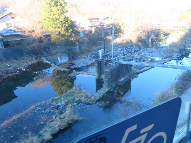 谷村町駅を過ぎた辺りだたか、川が深い谷を刻んでいる所がありました。