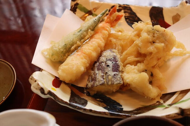 <br />この夏一度も鱧を食べていませんので、<br /><br />一品で鱧の天ぷらも、と思いましたが<br /><br />2つも鱧天が入っていました。<br /><br />あとは海老・えのき・茄子・オクラ。