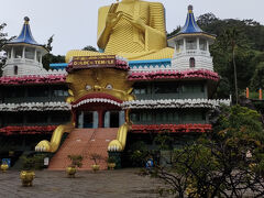 ダンブッラの黄金寺院へ。石窟の寺院がみごと。