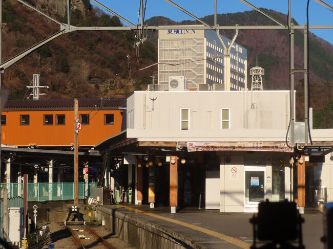 15:16、大月駅に到着。まだ３時過ぎなのに夕方みたいな陽の光。<br /><br />その３につづく・・・