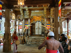 仏歯寺で行われる、供物を供える儀式。創建当時から代々同じ家でこの仕事が守り注がれている。