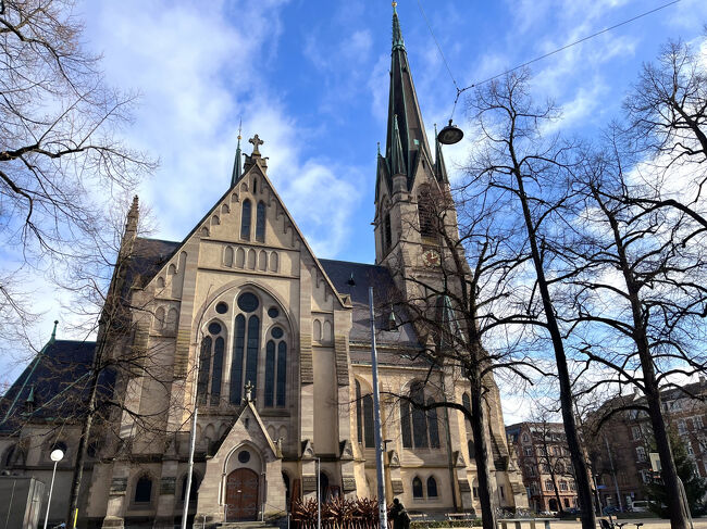 連泊してるスイス、バーゼルのホテル近辺の朝の散歩。<br />朝の散歩でこの景色は非日常感たっぷり