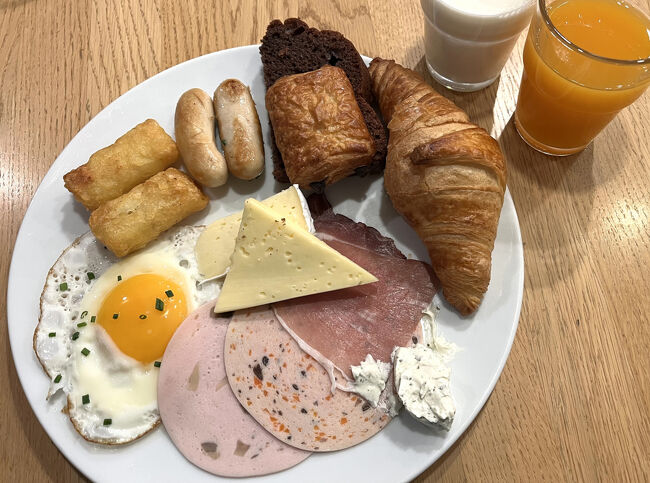 ホテル朝食２日目もガッツリいただく。<br />この日はフランスに入るので、物価も少しは和らぎますが、、