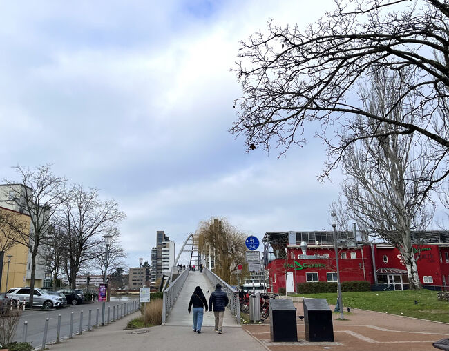 正面の橋が観光スポットです