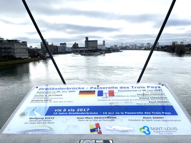 3カ国橋と言って、私が立ってる場所はドイツ。<br />川の右はフランス、左はスイス。