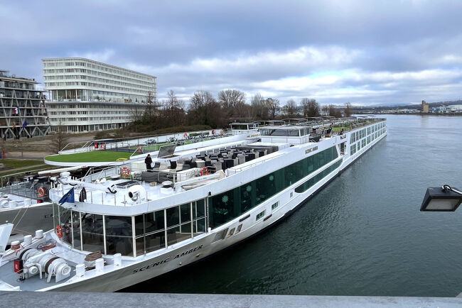 さて、トラムでバーゼルのホテルに戻り、バスでフランス、ストラスブールに向かうことに。