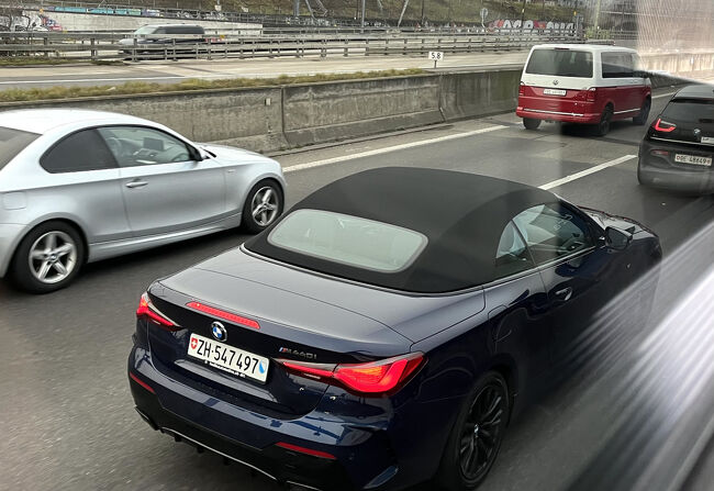 永世中立国スイスの車のナンバー表記は、周辺国と違って、左端にスイス国旗のマーク、右端が州のマークなんだけど、、