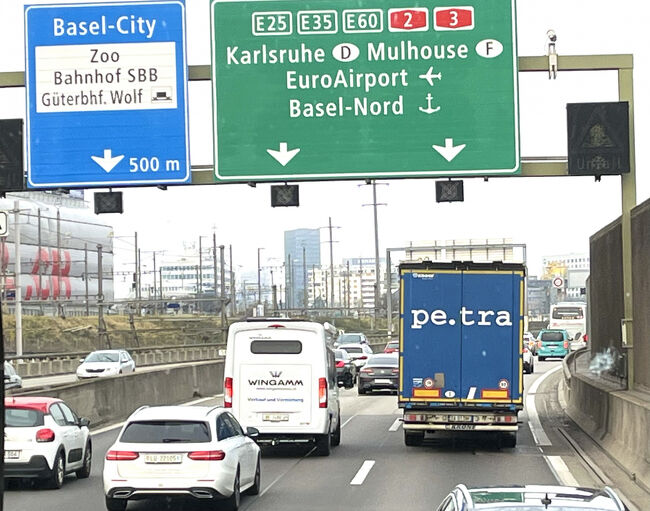 国境の街バーゼルで高速道路を走ってると、ＦとかＤとか、近隣国のマークが目立ちます