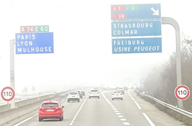 ストラスブールに近づくにつれ、霧が。。<br />この日は、霧のストラスブールになりました。<br />左にそのまま行くとパリ