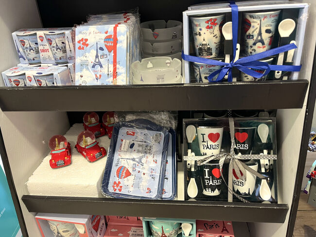 途中で立ち寄ったＳＡも、フランスグッズ