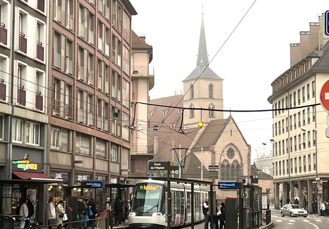 霧の中、旧市街地に入ります。