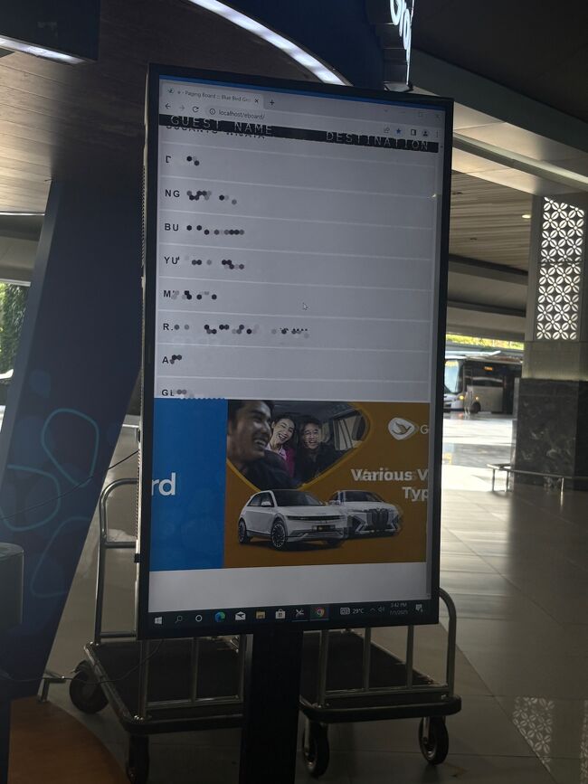 空港をでたところで、ブルーバードのカウンターに彼女が立ち寄って、車まで案内してくれました。<br />ブルーバードカウンター前には、送迎予約客の名前が出てる電子ボードがありました（あ、自分の名前もあった）