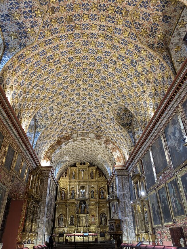 Museo Santa Clara<br />ここは、金ピカですごかった！<br /><br />外国人価格がある。。<br />現金がなく、あきらめようとしたら、国内価格にしてもらえた。<br /><br />私は、ミカエルを探しをする。<br /><br /><br />教会では、ミカエルを探す。<br />私は仏教徒でミカエルとガブリエルの違いが分からない。<br />こちらのスタッフに違いを教えてもらった。<br /><br />「ミカエルは兜をかぶり、剣を持つ」と。<br />そして、悪魔を踏みつけている。<br />そのスタッフの名前は、ミカエルだった。<br />（後に、ジョージアのミカエルは兜を被っていないと知る）<br /><br />ここには、4人のミカエルがいた。<br /><br />彼のおかげで、ミカエルを探しやすくなった。