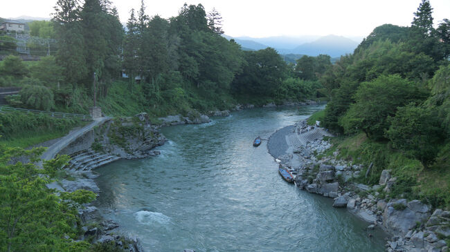 天竜峡駅の真ん前には天竜峡公園。<br />川下りの船着き場などが見えます。